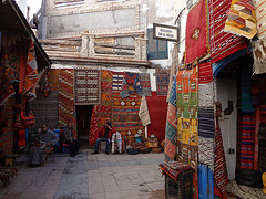 Rua de Essaouira com tapetes à venda