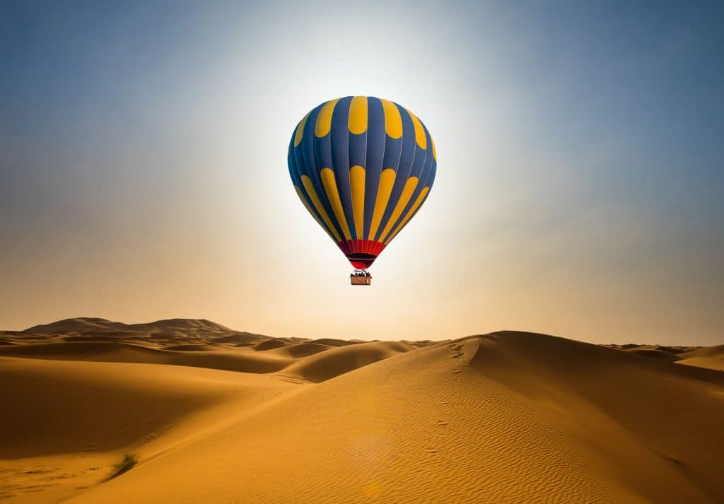 Balao ar quente no deserto de Marrocos