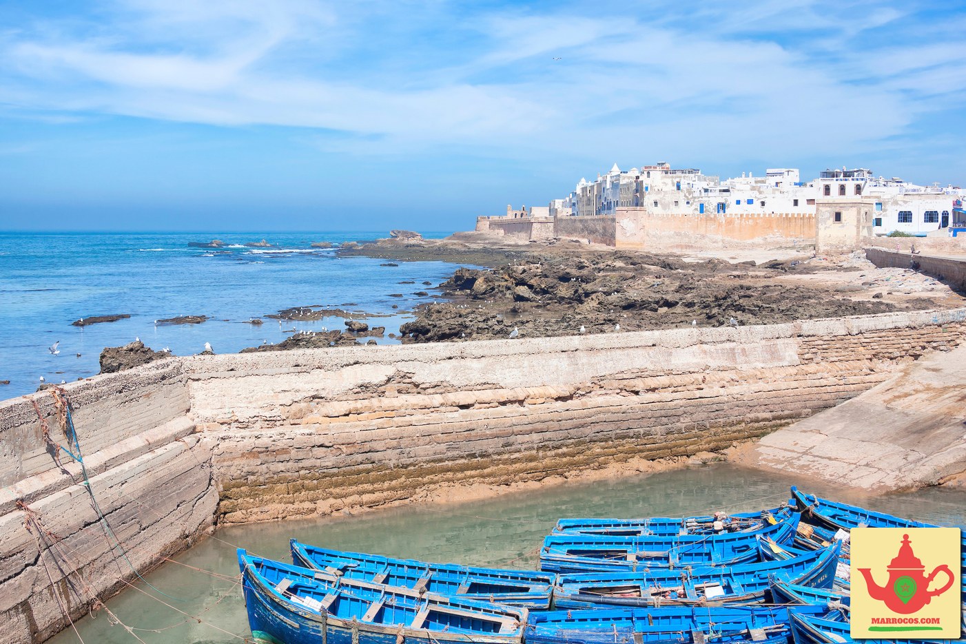 Barcos azuis e cidade de Essaouira em Marrocos