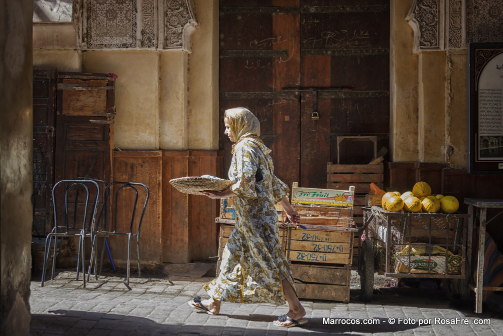 Mulher com roupa tradicional na medina de Fes em Marrocos