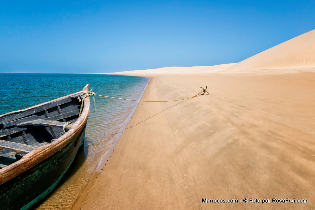 Barco na praia do Lac Naila em Marrocos