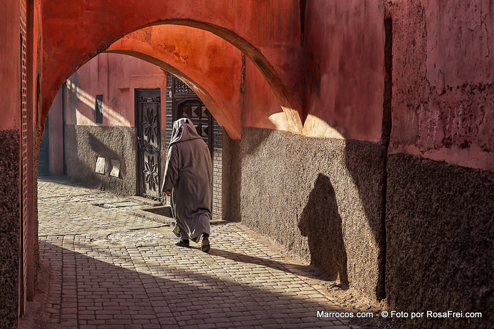 Mulher na medina de Marraquexe em Marrocos