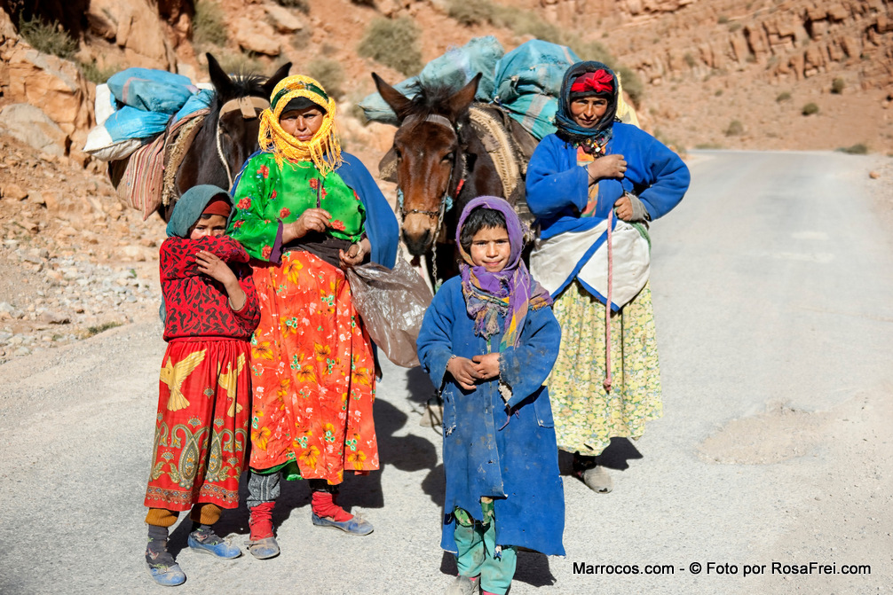 Família nómada no Gorges du Todra em Marrocos