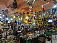 Loja com artesanato em Tanger no Norte de Marrocos