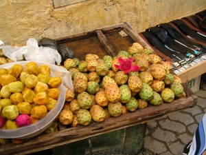 Figo da India à venda numa banca de fruta em Marrocos