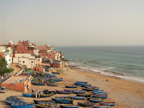 Praia de Taghazout em Marrocos