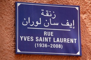 Placa da Rua Yves Saint Laurent em Marrakech